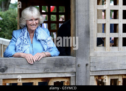 La duchesse de Cornouailles, connu sous le nom de Duchesse de Rothesay tandis qu'en Ecosse, donne du pavillon de style japonais dans le centre du labyrinthe dans le parc de Dumfries House, Cumnock, Ayrshire après avoir officiellement de l'ouvrir. Banque D'Images