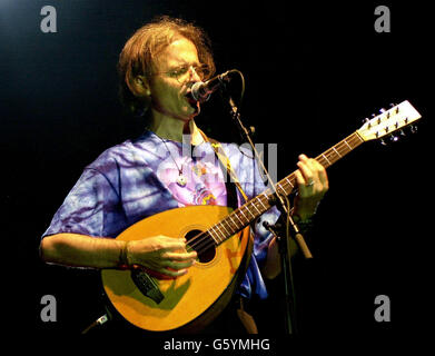 Chris Leslie, joueur de violon et de mandoline, joue avec Faéroport Convention sur scène pendant le festival de la convention de l'aéroport Cropredy 2002. Banque D'Images