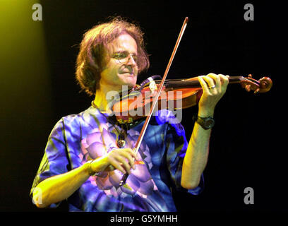 Chris Leslie, joueur de violon et de mandoline, joue avec Faéroport Convention sur scène pendant le festival de la convention de l'aéroport Cropredy 2002. Banque D'Images