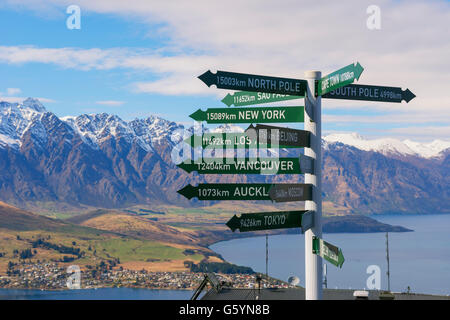 Toutes les directions sign post, Queenstown, île du Sud, Nouvelle-Zélande Banque D'Images