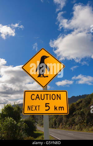 Panneau d'avertissement, penguin crossing, signe, côte ouest, île du Sud, Nouvelle-Zélande Banque D'Images