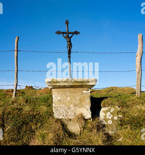 Calvaire en face de clôture, Cezallier, Auvergne, France, Europe Banque D'Images