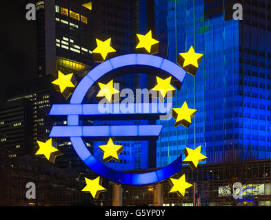La sculpture de l'euro en face de l'Eurotower, illumination bleue, centre-ville, Willy-Barndt-Platz, Francfort, Hesse, Allemagne Banque D'Images