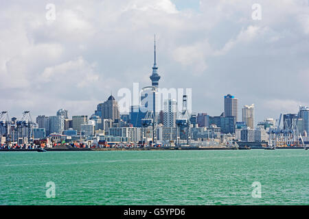 Skyline avec skyscrappers et Sky tower, Auckland, île du Nord, Nouvelle-Zélande Banque D'Images