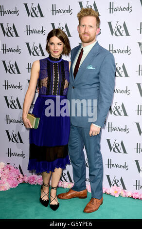 Tom Goodman-Hill et Jessica Raine participant à la V et une partie de l'été, dans le jardin de John Madejski du Victoria & Albert Museum, Londres. Banque D'Images