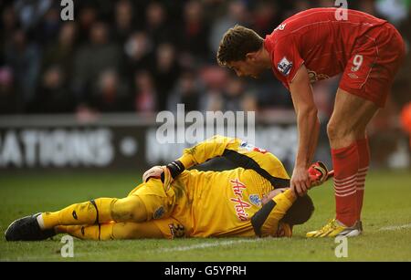 Jay Rodriguez (à droite) de Southampton vérifie le gardien de but des Queens Park Rangers Soares Julio Cesar alors qu'il est blessé Banque D'Images