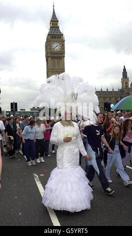 Le défilé de Mardi gras passe par les palais de Westminster, dans le centre de Londres. Ce Mardi gras marque le 30e anniversaire de la première célébration gay Pride en Grande-Bretagne. Banque D'Images