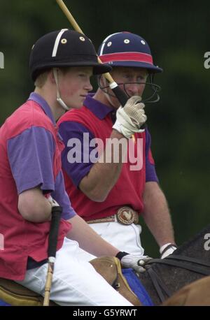 Le Prince de Galles (à droite) et son plus jeune fils, le Prince Harry, jouant pour Highgrove contre Cirencester Park dans le Trophée ladbrokes.com au Cirencester Park Polo Club. Highgrove beat Cirencester Park. Banque D'Images