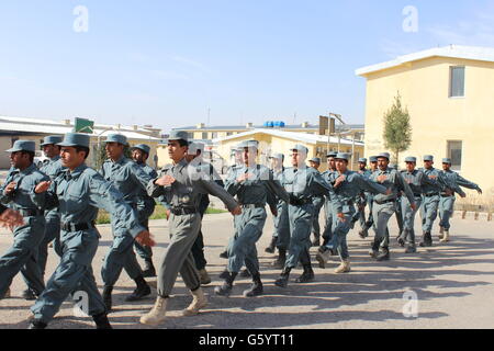 La police nationale afghane recrute au quartier général de la police de Lashkar Gah, qui est encadrée par des soldats des Royal Dragoon Guards. Banque D'Images