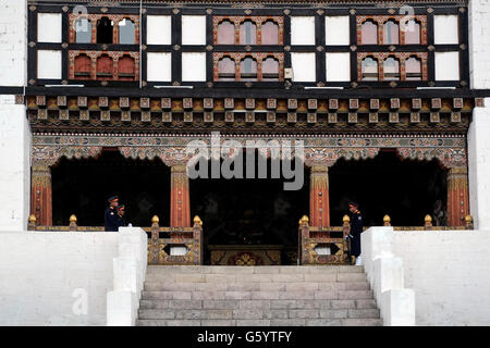 Les entrées sont fermes à l'entrée des bureaux du gouvernement Dans la forteresse de Tashichho Dzong siège du gouvernement du Bhoutan depuis 1952 et abrite actuellement la salle du trône et les bureaux du Roi sur le bord de la ville de Thimphu le Capitale du Bhoutan Banque D'Images