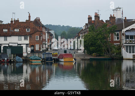 Henley on Thames vue de la rivière jusqu'à New Street Banque D'Images