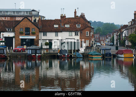 Henley on Thames vue de la rivière jusqu'à New Street Banque D'Images