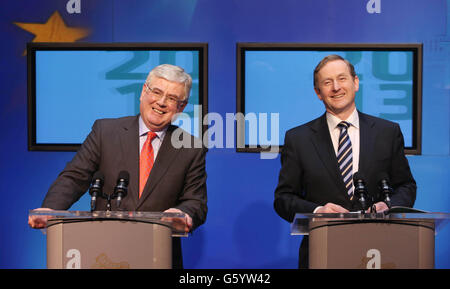 Taoiseach Enda Kenny et Tanaiste Eamon Gilmore tiennent aujourd'hui une conférence de presse pour marquer la deuxième année de leur mandat et faire rapport sur les progrès réalisés dans le cadre du Programme pour le gouvernement et exposer les priorités pour les 12 prochains mois, dans les édifices gouvernementaux. Banque D'Images