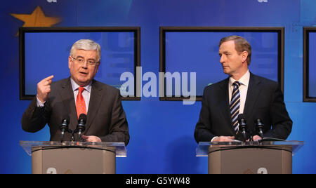 Taoiseach Enda Kenny et Tanaiste Eamon Gilmore tiennent aujourd'hui une conférence de presse pour marquer la deuxième année de leur mandat et faire rapport sur les progrès réalisés dans le cadre du Programme pour le gouvernement et exposer les priorités pour les 12 prochains mois, dans les édifices gouvernementaux. Banque D'Images