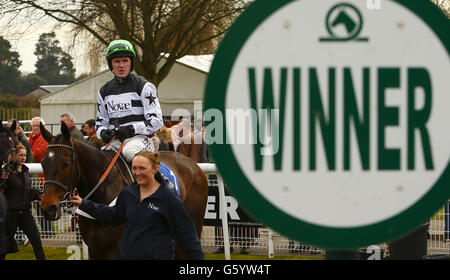 Une maçonnerie criblée par Tony McCoy revient dans l'enceinte du gagnant après avoir remporté la course de haies des novices du Docker Hughes Memorial lors du Cheltenham Festival Preview Raceday à l'hippodrome de Fontwell Park, dans l'ouest du Sussex. Banque D'Images