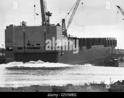 Le nouveau navire à conteneurs Atlantic Conveyor a été lancé par Anne Heseltine, épouse du secrétaire à la Défense Michael Heseltine, dans le chantier naval Wallsend Swan Hunter à Tyneside.L'ancien convoyeur de l'Atlantique a été détruit pendant la guerre des Malouines. Banque D'Images