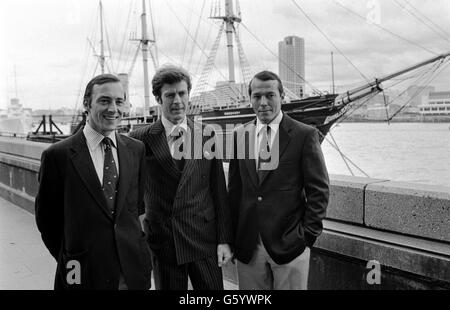 La découverte est la toile de fond de Sir Ranulph Fiennes (au centre), chef de l'expédition Transglobe, à Londres aujourd'hui avec deux membres de son équipe, M. Oliver Shepard (à gauche) et M. Charles Burton . Banque D'Images