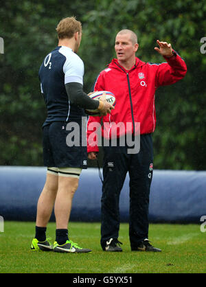 Rugby Union - six Nations - Angleterre / Italie - session d'entraînement en Angleterre - Pennyhill Park.Le capitaine d'Angleterre Chris Robshaw et l'entraîneur Stuart Lancaster lors d'une séance d'entraînement au parc Pennyhill, à Bagshot. Banque D'Images