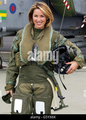 L'actrice et chanteuse Claire Sweeney se tient à côté d'un Tornado GR4 de No IX(B) escadron de la RAF Marham à Norfolk avant de prendre l'avion pour la RAF Fairford à Gloucester pour lancer fomally le Royal International Air Tattoo. * son pilote était le commissaire de l'escadre Derek Wtason, officier commandant le IX e Escadron. Le spectacle est le plus grand d'Europe, attirant environ 200,000 000 fans d'aviation. Il a été annoncé récemment que Sweeney, qui sort son premier album Claire la semaine prochaine, s'associe à Combined Services Entertainment (CSE) pour devenir la nouvelle « chérie des forces » et se rend au Kosovo et au Moyen-Orient pour soulever le Banque D'Images