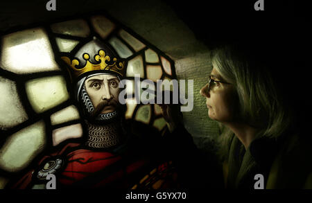 Linda Cannon, conservatrice des vitraux, retourne une fenêtre représentant Robert the Bruce à sa maison au Wallace Monument à Stirling après un travail minutieux pour restaurer les fenêtres centenaires. Banque D'Images