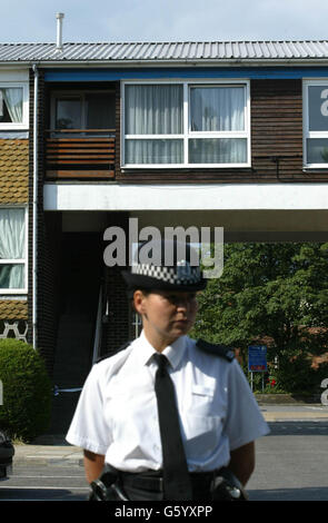 Un policier se tient à l'extérieur du domicile de Richard Kemp, 52 ans, à Gosport, dans le Hampshire, qui est interrogé par la police sur l'île de Wight au sujet de la mort d'un étudiant danois de 15 ans dont le corps a été découvert mardi soir. * le corps de l'élève danois a été découvert dans une carrière boisée à Brading sur l'île de Wight après qu'elle n'ait pas pu se rendre pour une fête sur la plage mardi soir. Richard Kemp a été arrêté à la fin de la nuit dernière sur le côté ouest de l'île. Banque D'Images