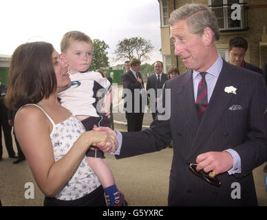 Le Prince de Galles rencontre la résidente Susan Wright et son fils de 2 ans Reece, à 'The Village' à Caterham, Surrey, une caserne de l'armée qui a été transformée en une propriété d'habitation par la Guinness Trust, une association caritative d'habitation dont le Prince est le patron. *le développement mixte de 60 millions a 96 maisons abordables - pour les travailleurs clés et d'autres personnes à faible revenu - et 252 pour la vente privée, a déclaré un porte-parole de la confiance. Banque D'Images