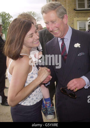 Le Prince de Galles rencontre la résidente Susan Wright et son fils de 2 ans Reece, à 'The Village' à Caterham, Surrey, une caserne de l'armée qui a été transformée en une propriété d'habitation par la Guinness Trust, une association caritative d'habitation dont le Prince est le patron. *le développement mixte de 60 millions a 96 maisons abordables - pour les travailleurs clés et d'autres personnes à faible revenu - et 252 pour la vente privée, a déclaré un porte-parole de la confiance. Banque D'Images