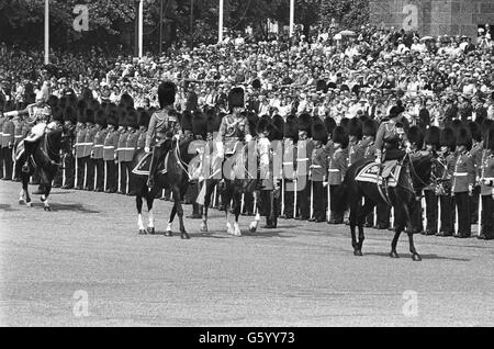 La reine Elizabeth II (à droite), suivie par le duc d'Édimbourg (premier plan à gauche) et le duc de Kent (arrière-plan à gauche), est présentée au Horse Guards Parade Londres, où des troupes sont inspectées lors de la cérémonie de Trooping of the Color par le 1er Bataillon, The Scots Guards, Dans le cadre des célébrations officielles d'anniversaire de la Reine. Banque D'Images