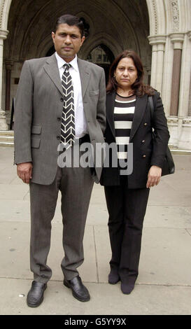Mohammed Lodhi et son épouse Tabassum Shaheen quittent la haute Cour dans le centre de Londres, alors qu'ils luttent pour mettre fin à l'extradition de M. Lodhi à l'étranger où il est passible de la peine de mort. Voir PA Story COURTS Lodhi. Banque D'Images