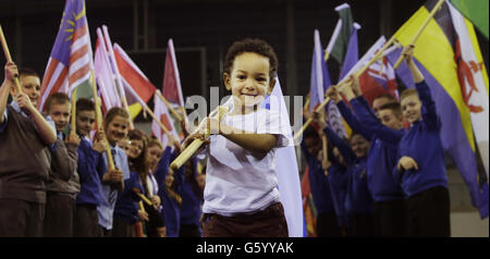 Otis Bazie, deux ans, lors du dévoilement de la route internationale des Jeux du Commonwealth de 2014 pour le relais Queen's Baton à l'Emirates Arena de Glasgow. Banque D'Images