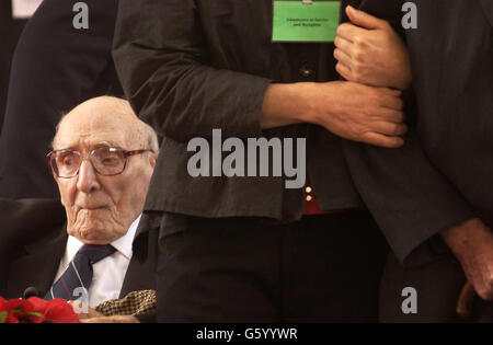 Un Jack Davis réfléchi, un veten de 107 ans du front occidental est profondément contemplation comme le dernier post est joué à la porte Menin, Ypres Belgique sur . *... M. Davis, avec d'autres vieux soldats, assistait au 75e anniversaire de la porte Menin, qui a été construite pour commémorer les quelque 54,000 hommes et femmes du Commonwealth, qui ont perdu la vie pendant la Grande Guerre, mais n'ont pas de tombes connues. Voir l'histoire de l'AP : LES Ypres DE LA DÉFENSE. Photo PA: Chris Young. Banque D'Images