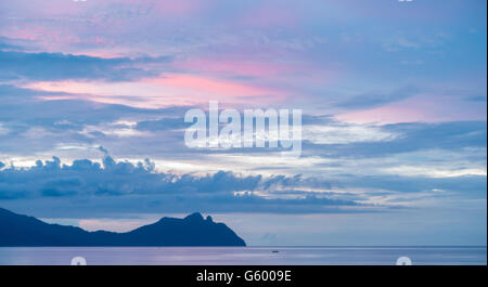Calme, paisible coucher du soleil sur la plage et mer de Chine du Sud de parc national de Bako, Sarawak, Bornéo Banque D'Images