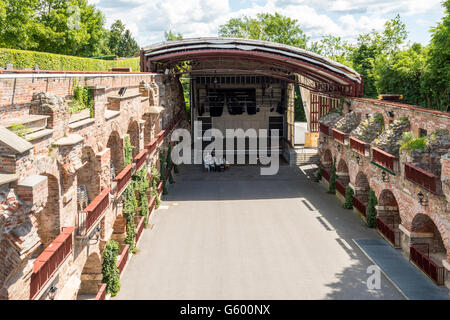 Graz, Autriche - 18 juin 2016 : Divers chaises en face de la scène de l'open air Theatre sur le Schlossberg, Kasematten castl Banque D'Images