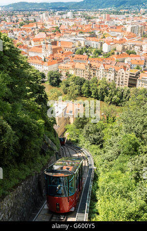 Graz, Autriche - 18 juin 2016 : la cabine téléphérique funiculaire en descendant le Schlossberg, colline du château, à Graz, en Autriche. E Banque D'Images