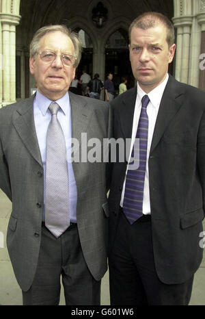 M. Maurice Balchin arrive à la haute Cour avec son fils Warren, espérant que la longue bataille avec son conseil local de Norfolk, qui a l'intention de construire un contournement à côté de son domicile, prendra bientôt fin. Banque D'Images