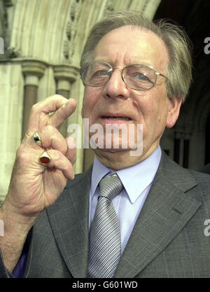 M. Maurice Balchin arrive à la haute Cour avec les doigts croisés dans l'espoir que la longue bataille avec son conseil local de Norfolk, qui a l'intention de construire un contournement à côté de sa maison, va bientôt prendre fin. Banque D'Images