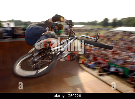 Urban Games BMX stunt rider.Un pilote de cascadeur BMX se produit aux Sprite Urban Games 2002, sur Clapham Common, dans le sud de Londres. Banque D'Images