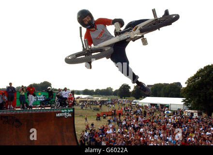 Un pilote de cascadeur BMX se produit aux Sprite Urban Games 2002, sur Clapham Common, dans le sud de Londres. Banque D'Images