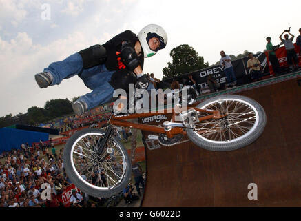 Stunt rider BMX jeux urbains Banque D'Images