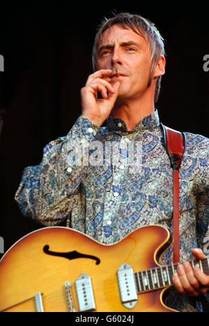 Paul Weller se présentant sur scène au concert route of Kings à Hyde Park, dans le centre de Londres. Banque D'Images