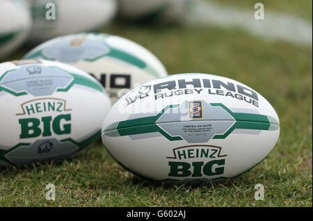 Rugby League - Stobart Super League - Hull Kingston Rovers et Warrington Wolves - Craven Park. Des boules de match de Rhino sur le terrain avant le match. Banque D'Images