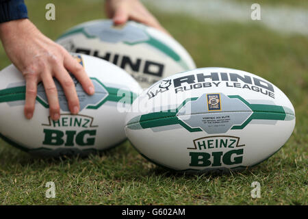 Rugby League - Stobart Super League - Hull Kingston Rovers et Warrington Wolves - Craven Park. Des boules de match de Rhino sur le terrain avant le match. Banque D'Images