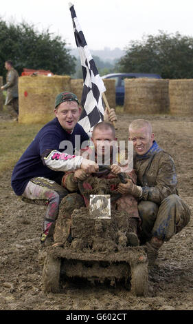 Steve Richardson (au centre) avec les coéquipiers Darren Whitehead (à gauche) et Robbie Jones, de l'équipe « Northerners Kick grass », tous de Holmfirth, dans le Yorkshire, célèbrent leur victoire lors de la 27e course annuelle de 12 heures de tondeuse à Pulborough, dans l'ouest du Sussex. Banque D'Images