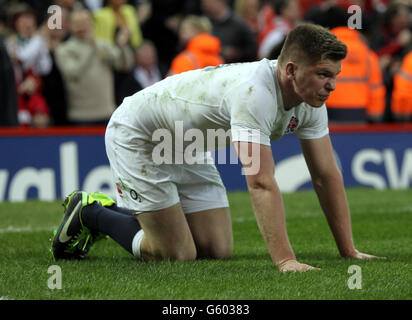 Owen Farrell, en Angleterre, montre sa déjection après que le pays de Galles ait marqué sa première tentative du match lors du match des six Nations du RBS au Millennium Stadium de Cardiff. Banque D'Images