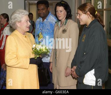 La reine Elizabeth II de Grande-Bretagne rencontre des médaillés des Jeux du Commonwealth (l-r) Nalamili Qerewaqa de Fidji, Jana Pittman d'Australie et Natalie du Tait, nageuse sud-africaine, avant la cérémonie de clôture des Jeux du Commonwealth de 2002 au stade de la ville de Manchester, à Manchester. Banque D'Images