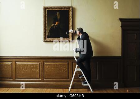 David Taylor, conservateur de photos et de sculptures à l'abbaye de Buckland, inspecte un autoportrait confirmé de Rembrandt découvert à l'abbaye du Devonshire. Banque D'Images