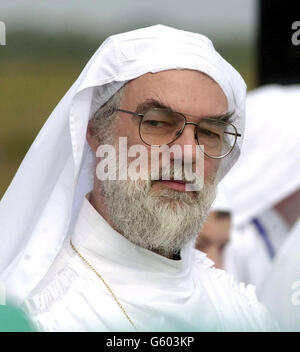 Le prochain archevêque de Canterbury, le Dr Rowan Williams, à la tête à son induction comme druide, lors d'une cérémonie à l'Eistedfod près de St David, Pembrokeshire, pays de Galles. * la cérémonie, qui a pris plus d'une heure, a commencé par une procession du pavillon principal de l'Eisteddfod à un cercle de pierres sur le bord du site. La cérémonie a commencé avec une trompette fanfare et le gainage partiel et le débougainage d'une épée de 6ft 6ins. Des hymnes et des poèmes ont été dit en gallois avant qu'environ 50 personnes aient été faites druides. Banque D'Images