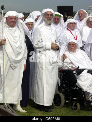 Le prochain archevêque de Canterbury, le Dr Rowan Williams, à la tête à son induction comme druide, lors d'une cérémonie à l'Eistedfod près de St David, Pembrokeshire, pays de Galles. * la cérémonie, qui a pris plus d'une heure, a commencé par une procession du pavillon principal de l'Eisteddfod à un cercle de pierres sur le bord du site. La cérémonie a commencé avec une trompette fanfare et le gainage partiel et le débougainage d'une épée de 6ft 6ins. Des hymnes et des poèmes ont été dit en gallois avant qu'environ 50 personnes aient été faites druides. Banque D'Images