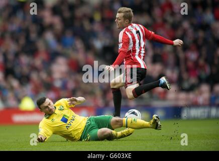 Sebastian Larsson de Sunderland et Russell Martin de Norwich City se disputent la balle Banque D'Images