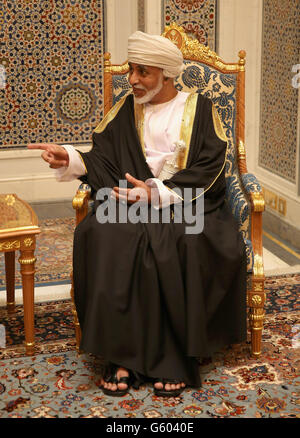 Le sultan d'Oman Qaboos bin Said Al Saidat lors d'une audience avec le prince de Galles au palais du Sultan à Bayt al Baraka à Muscat, Oman. Banque D'Images